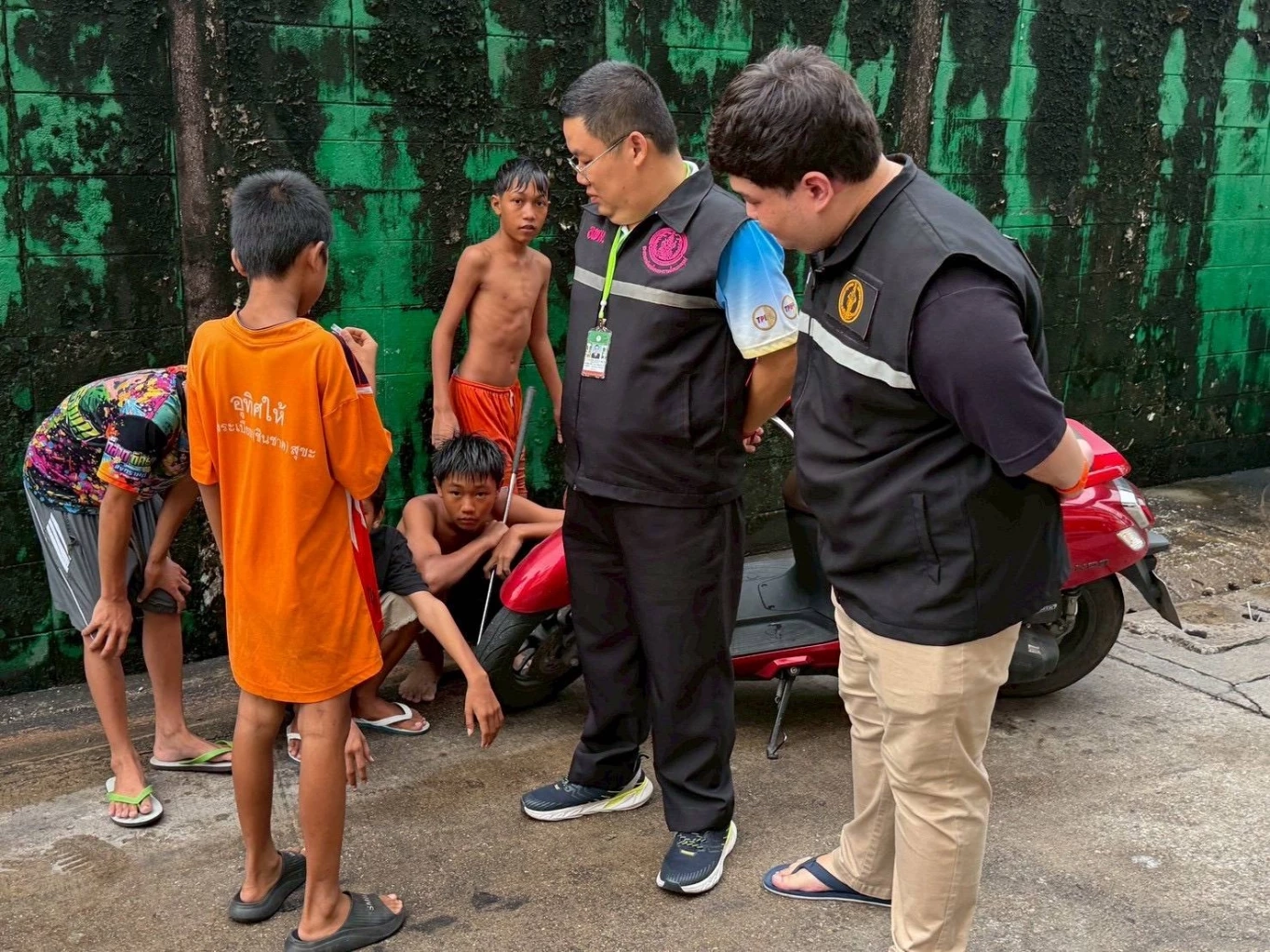 พุทธิพัชร์ ส.ก.ยานนาวา เร่งช่วยเหลือเยาวชนถูกทิ้งนอนปั๊มน้ำมัน