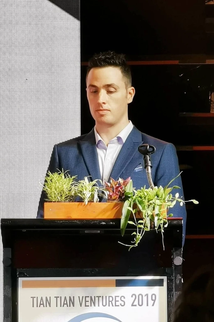 ชายที่ปรากฏตัวในฐานะ เบนจามิน เบอร์เกอร์ (Benjamin Berger) 