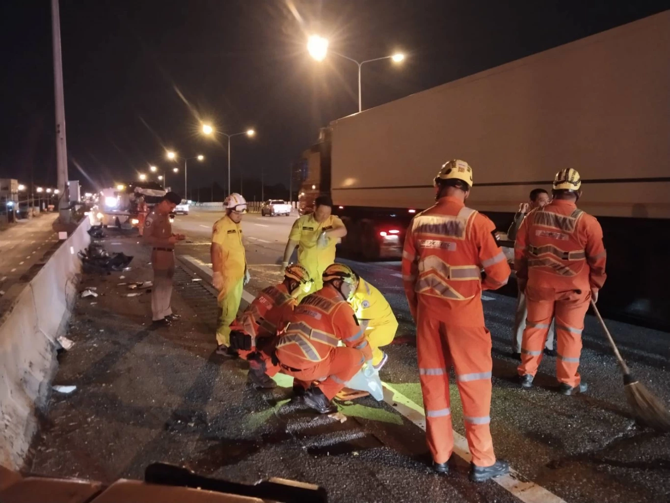 ชน 5 คันรวด มอเตอร์เวย์หมายเลข 7 นักศึกษาพยาบาล พลเมืองดีถูกชนซ้ำ ดับ!