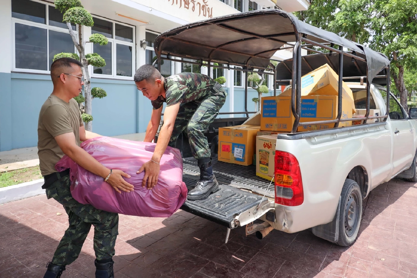 กบข. ปันน้ำใจ! มอบสิ่งของจำเป็นให้กองทัพภาค 2 ส่งใจไปชายแดนไทย-กัมพูชา