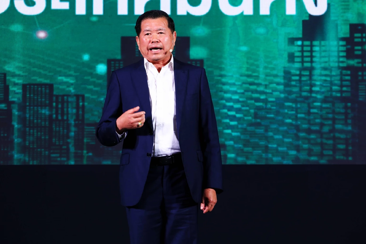 ซูเปอร์ดีลไม่ล้ม! \"นิพนธ์\" หม่ำข้าวมื้อดึก \"เนวิน\" นัดชมฟุตบอลนัดพิเศษ อบจ.สงขลา