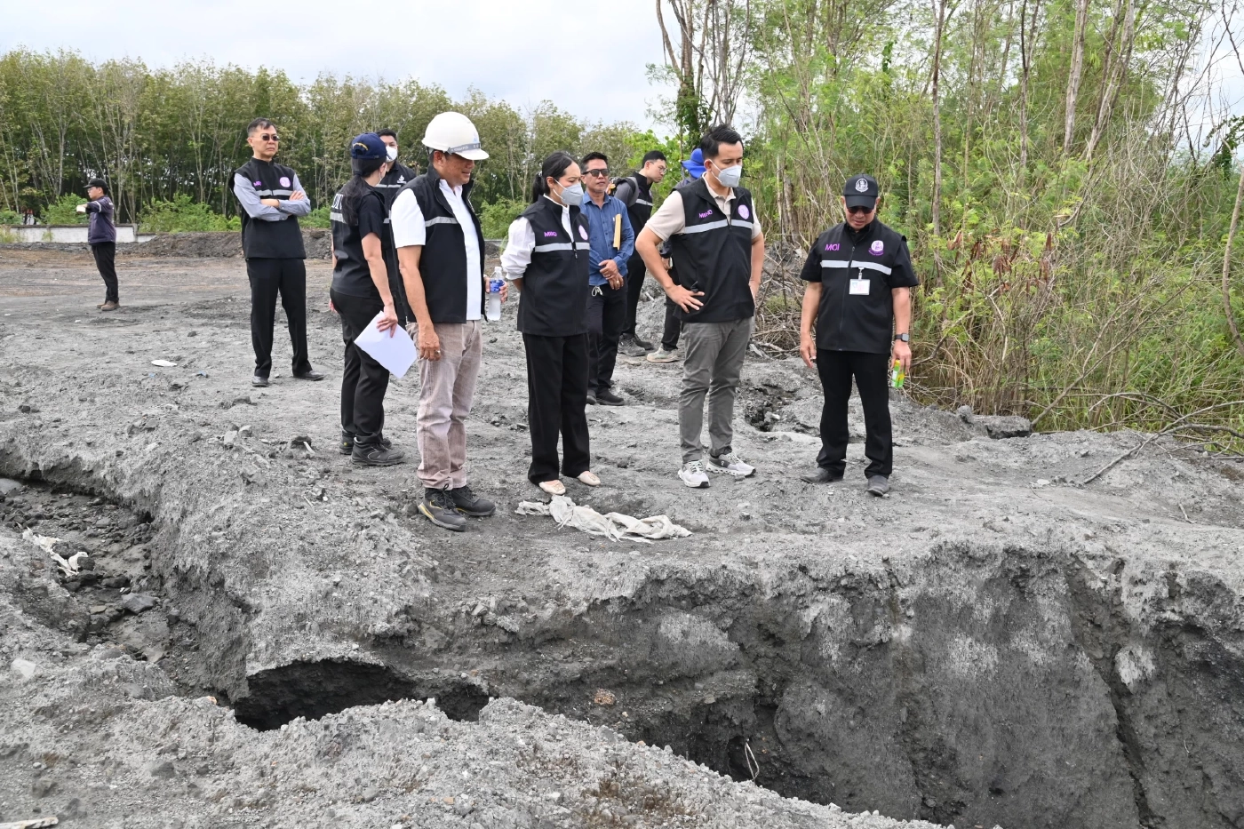“ธนกร” ส่ง “ชุดเต็มเหนี่ยว” ลุยตรวจโรงงานระยอง เจอกากอุตสาหกรรมปนเปื้อน 1 แสนตัน! สั่งปิด 2 โรงงาน