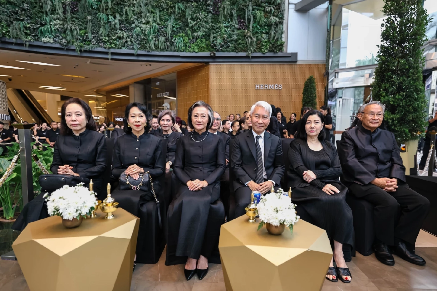 สยามพิวรรธน์ ตักบาตร 93 รูป ถวายพระราชกุศล สัตตมวาร สมเด็จพระพันปีหลวง