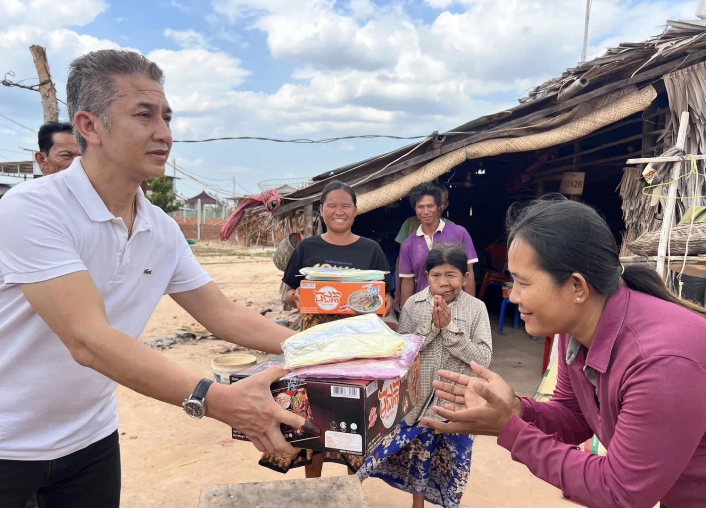 จักราวุธ ในฐานะประธานพรรคฟุนซินเปก ออกพบปะชาวบ้านในชนบท