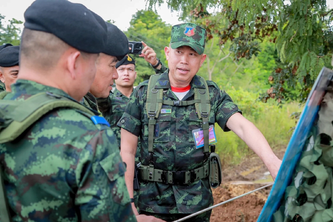 แม่ทัพ 1 ติดตามภารกิจเก็บกู้ทุ่นระเบิด พบรวม 4 วัน กู้แล้ว 7 ทุ่น