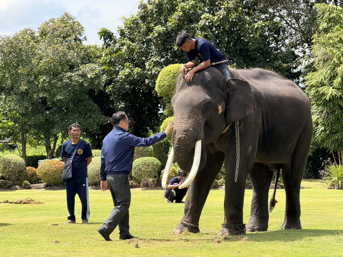 วันเกิด “เนวิน” อวยพร “อนุทิน” เป็นนายกฯ อีก 4 ปี นักการเมืองร่วมคึกคัก