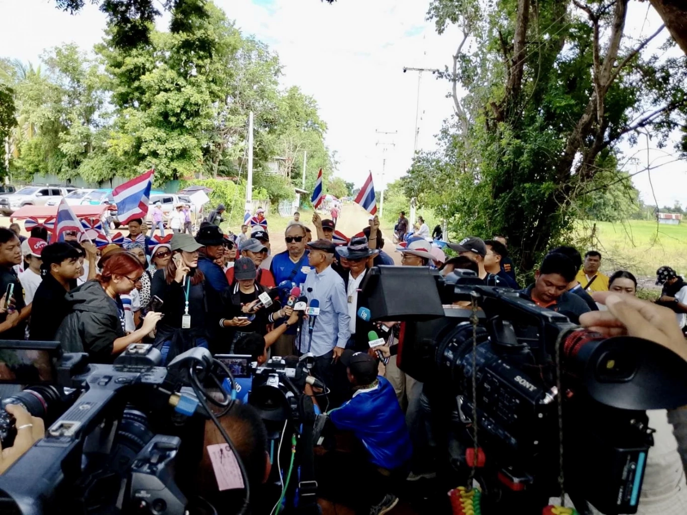 กัมพูชาขนสื่อเข้าหนองหญ้าแก้ว ปลุกระดมบิดเบือน ให้ไทยปล่อยเชลย