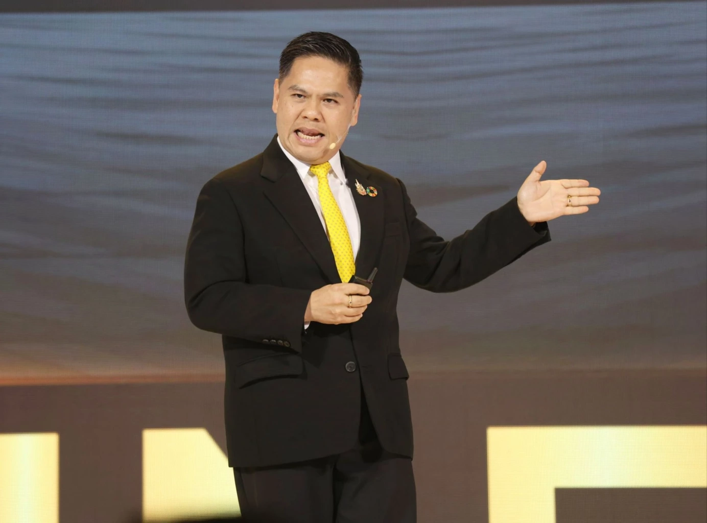 นายวราวุธ ศิลปอาชา