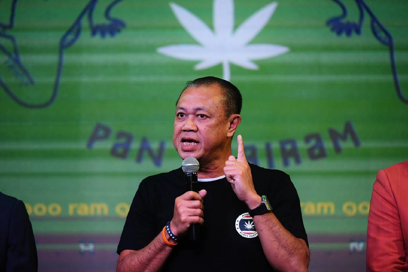 ซูเปอร์ดีลไม่ล้ม! \"นิพนธ์\" หม่ำข้าวมื้อดึก \"เนวิน\" นัดชมฟุตบอลนัดพิเศษ อบจ.สงขลา