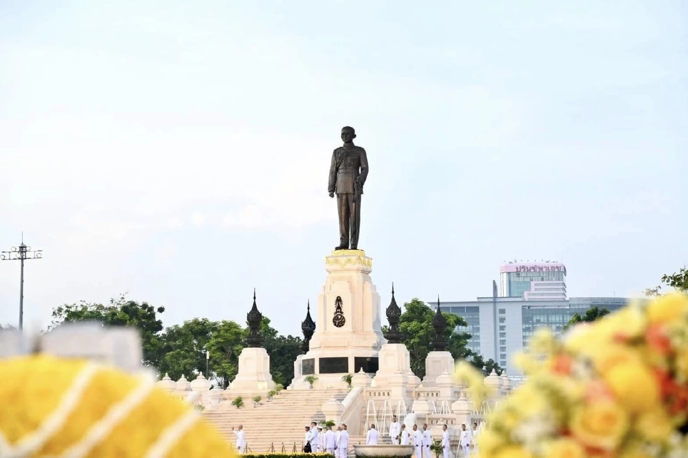 นายกฯ นำ ครม.ถวายพวงมาลา เนื่องในวันนวมินทรมหาราช 13 ตุลาคม 2568