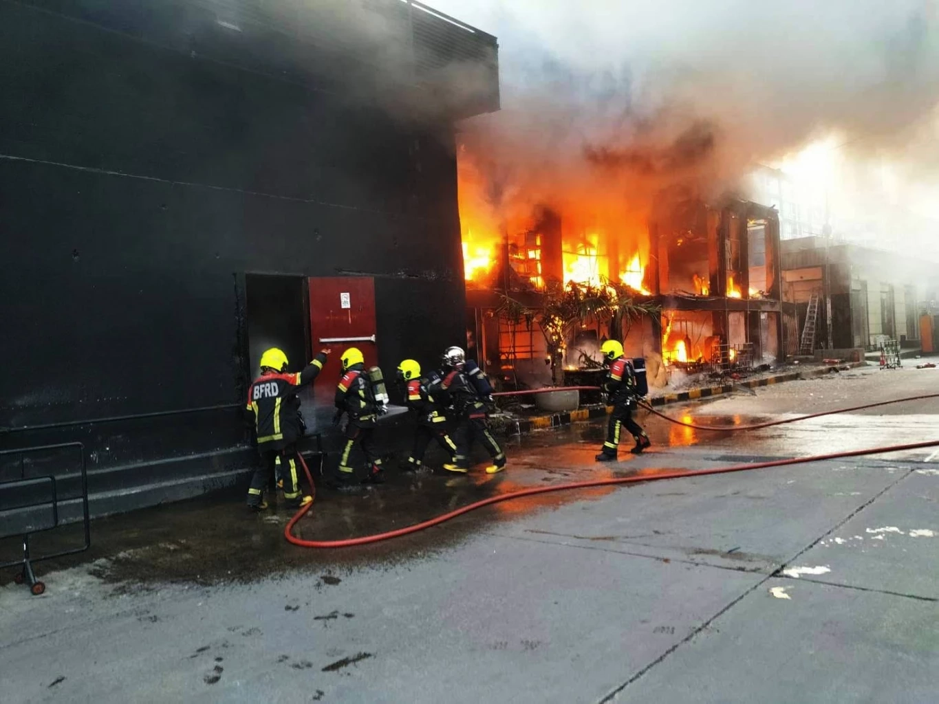 ด่วน! ไฟไหม้ร้านอาหารดัง ย่าน RCA ซอยศูนย์วิจัย-พระราม 9 เจ้าหน้าที่เร่งใช้น้ำดับ