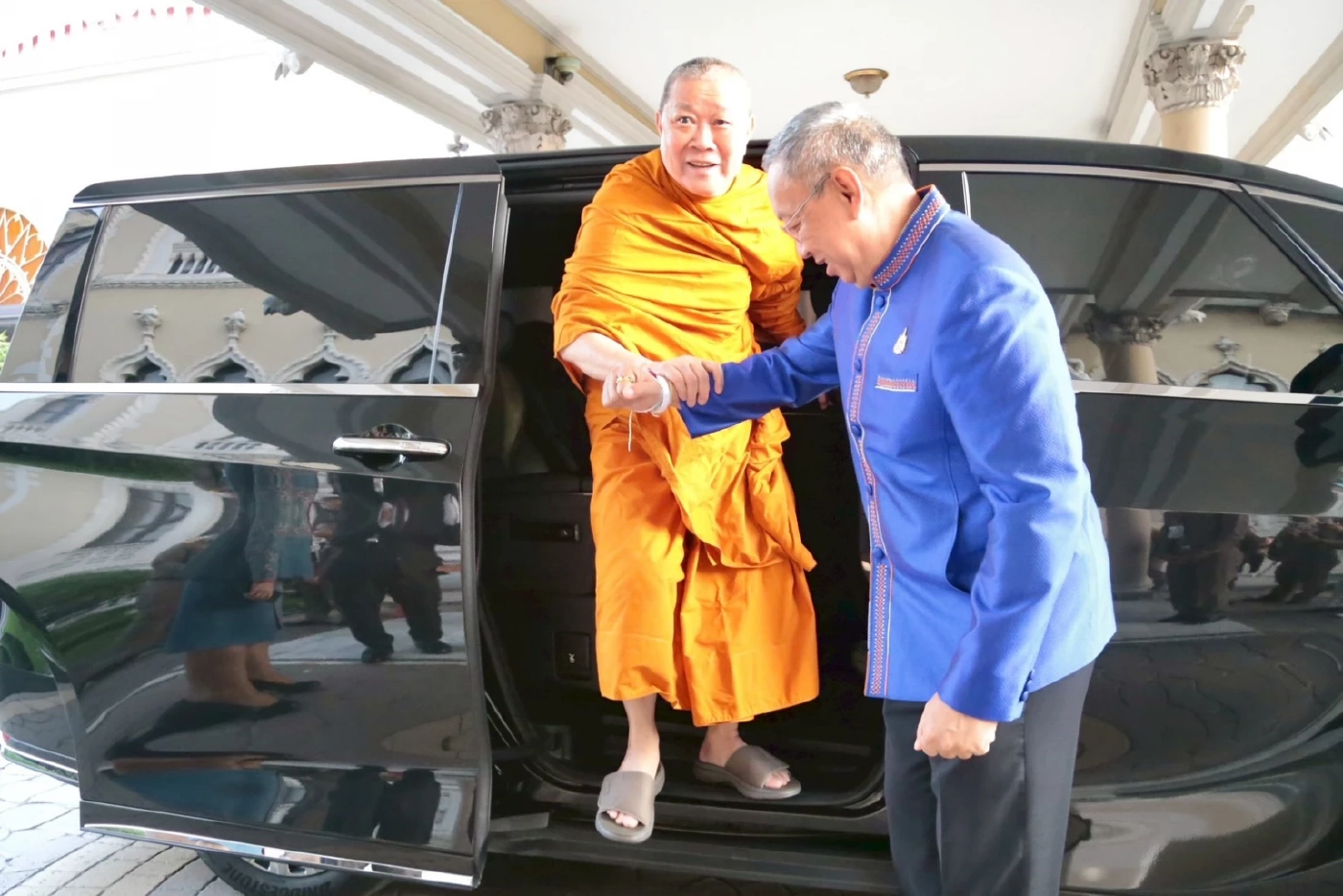 "นายกฯหนู" สายมู นิมนต์ "สมเด็จธงชัย" ทำบุญส่วนตัว บนตึกไทยคู่ฟ้า