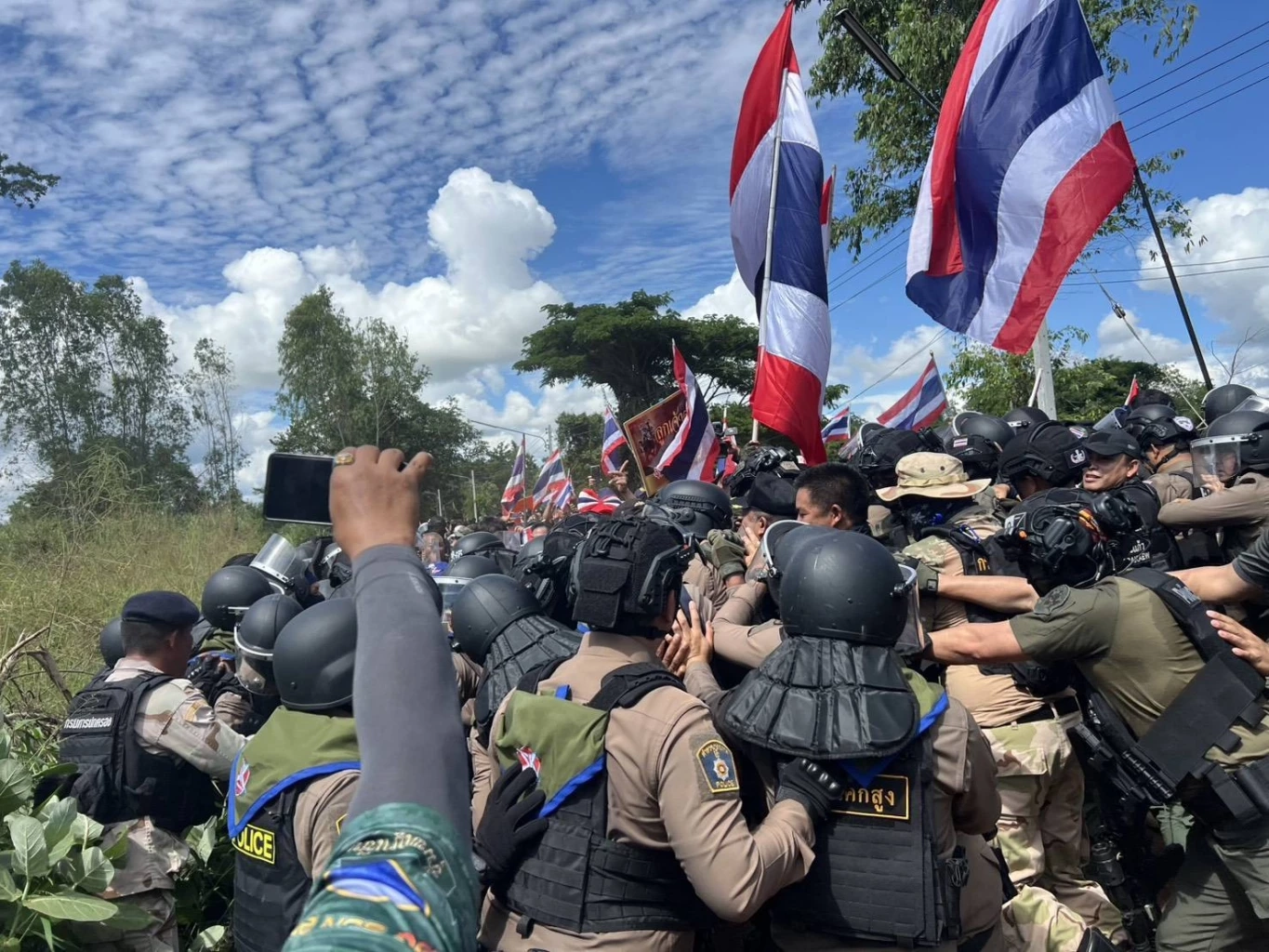 "บิ๊กดุลย์" ขอ "วีระ" อย่ากดดันทหาร รัฐบาลมีกลไกแก้ปัญหาอยู่แล้ว