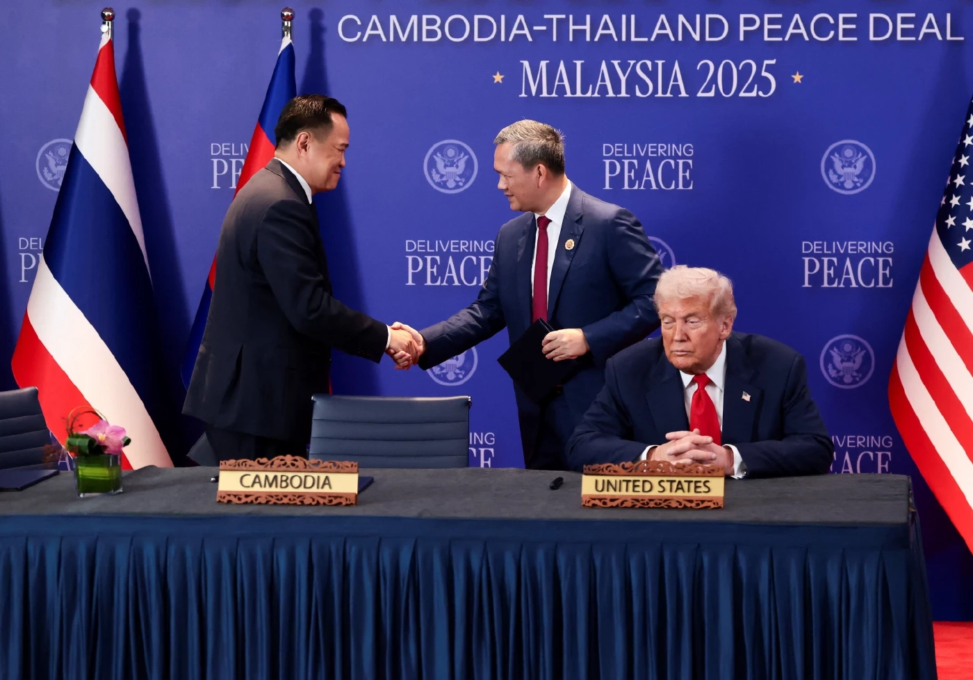 นาทีประวัติศาสตร์! "ทรัมป์" เป็นสักขีพยาน "อนุทิน" จับมือ "ฮุน มาเนต"