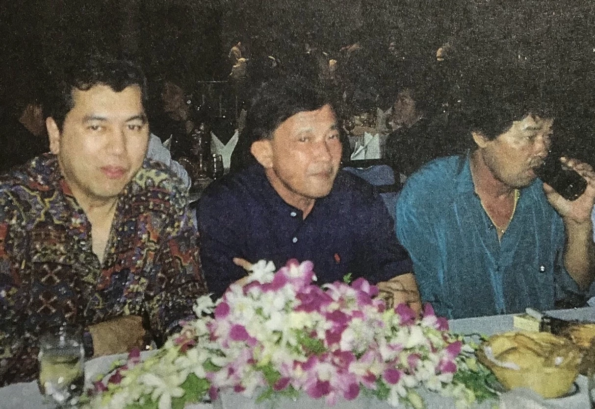 ภาพในตำนานกลุ่ม 16 ไพโรจน์ สมพงษ์ และกำนันเป๊าะ ปลายปี 2535