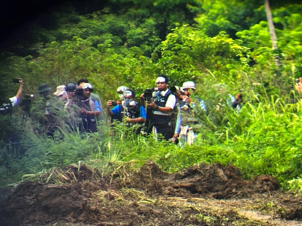 เปิดคลิป! \"กัมพูชาสไตล์\" ขนกองทัพสื่อ-มวลชนไลฟ์สด หวังเก็บภาพความรุนแรง