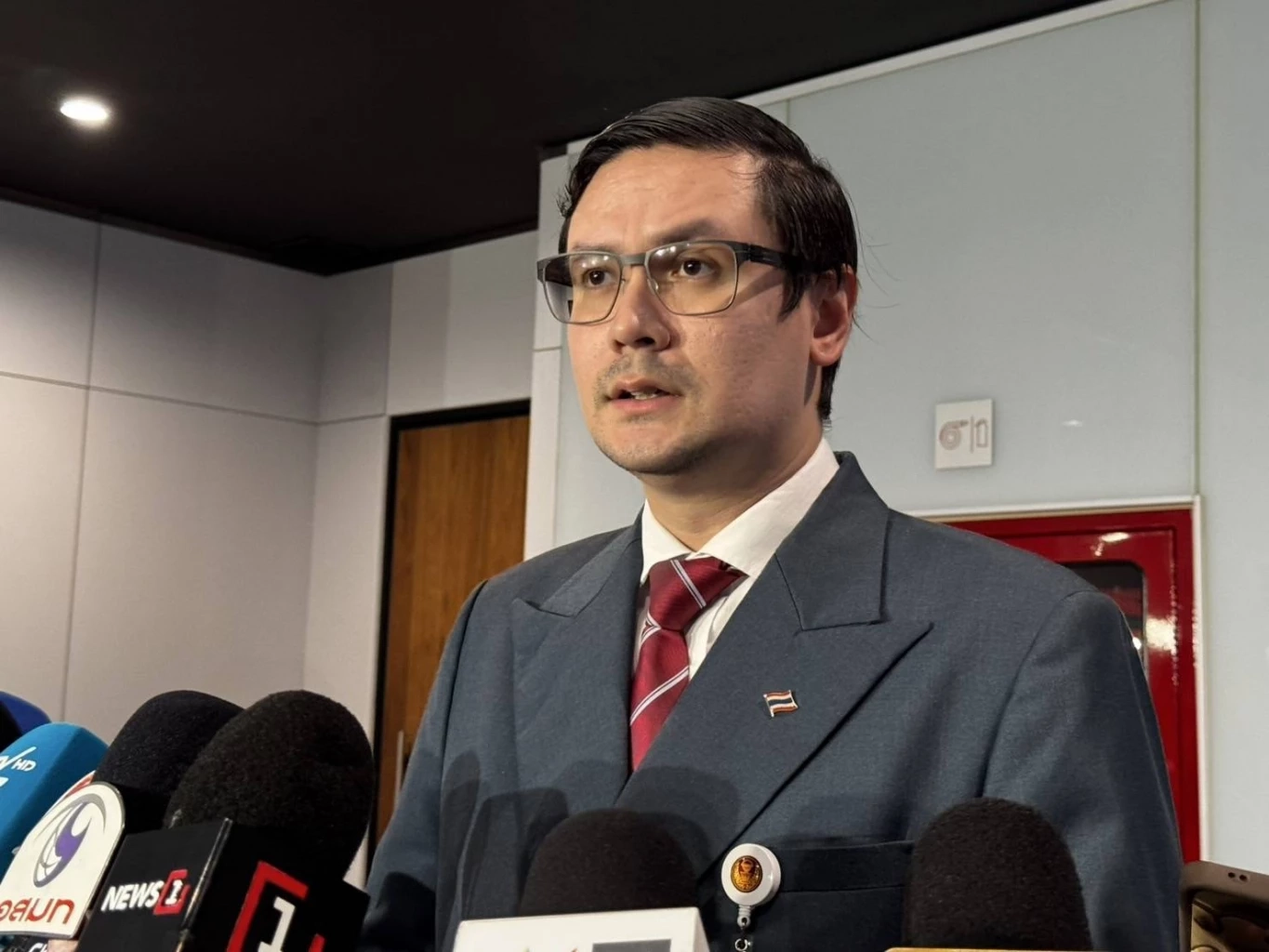 "โรม" ประชุม "กมธ.มั่นคงฯ" ห่วง เงิน 40 ล้านติดสินบน รมต.ดีอีฯ อาจโยงกลุ่มสแกมเมอร์