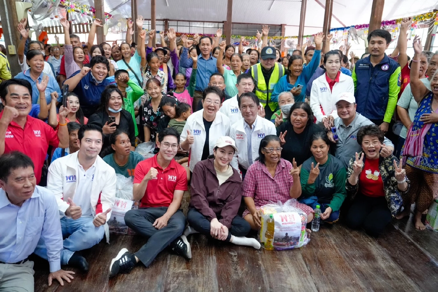 “แพทองธาร” นำทีมเพื่อไทยลงพื้นที่ช่วยน้ำท่วมอุตรดิตถ์