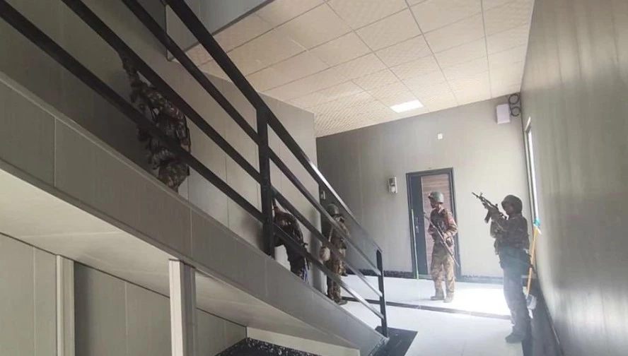 ทหารเมียนมา บุกฐานแก๊งคอลฯ "เคเคปาร์ค" รวบ พนง. 2 พันกว่าคน