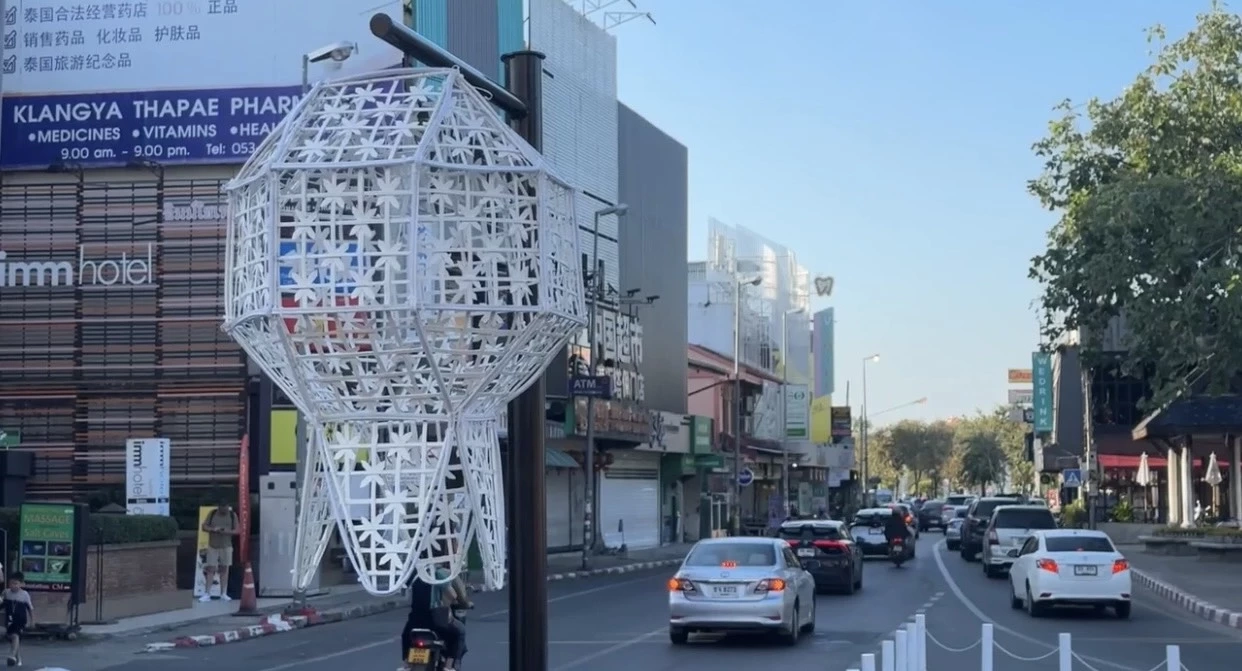 ยังไม่พ้นดราม่า! “โคมยี่เป็ง” กลับหัว เกาะกลางทาสีขาวทับเครื่องหมายห้ามจอด