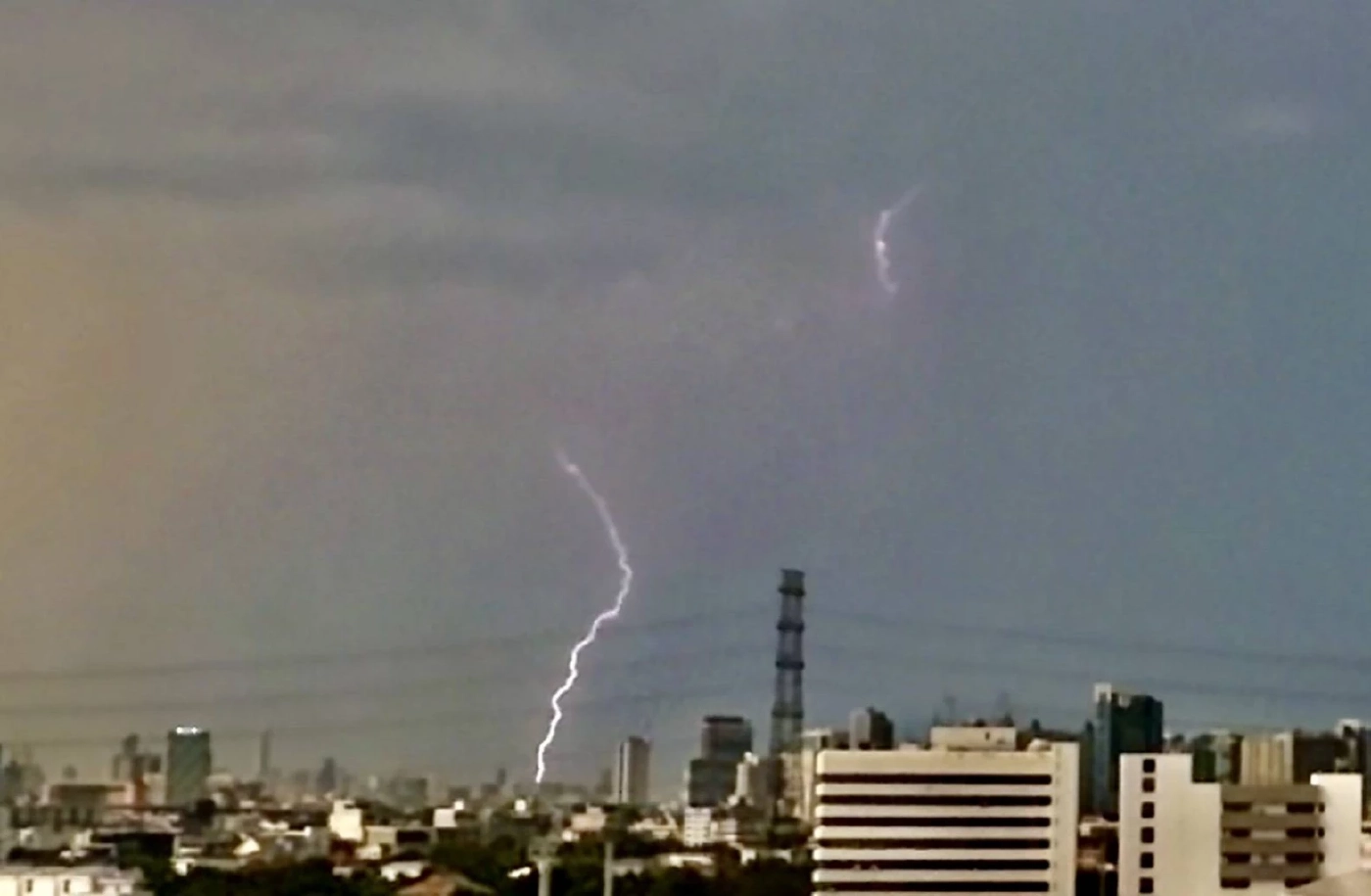 พายุฝนถล่มกรุง ต้นไม้ล้มขวางถนน-บ้านพัง การจราจรเป็นอัมพาตหลายจุด