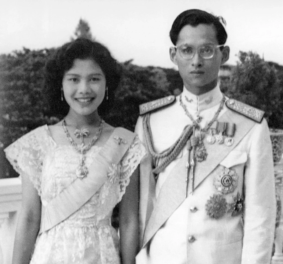 พระราชประวัติ สมเด็จพระนางเจ้าสิริกิติ์ พระบรมราชินีนาถ พระบรมราชชนนีพันปีหลวง