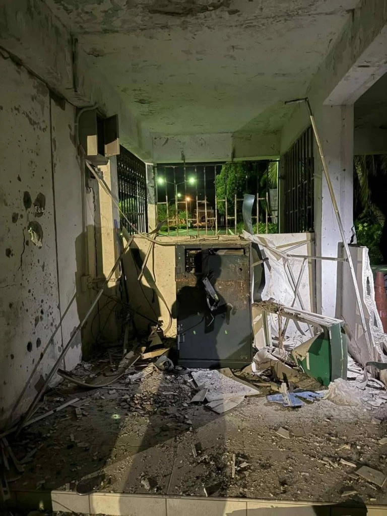 คนร้าย ลอบวางระเบิดตู้ ATM หน้า ม.ฟาฏอนี จับ รปภ. มัดมือ ปล้นลูกซองไป 2 กระบอก