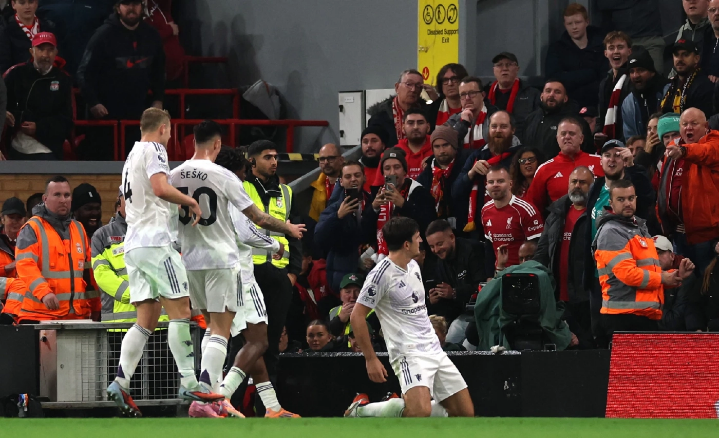 เก็บตก พรีเมียร์ลีก : แมนเชสเตอร์ ยูไนเต็ด บุกทุบลิเวอร์พูล 2-1 แม็กไกวร์ซัดชัย