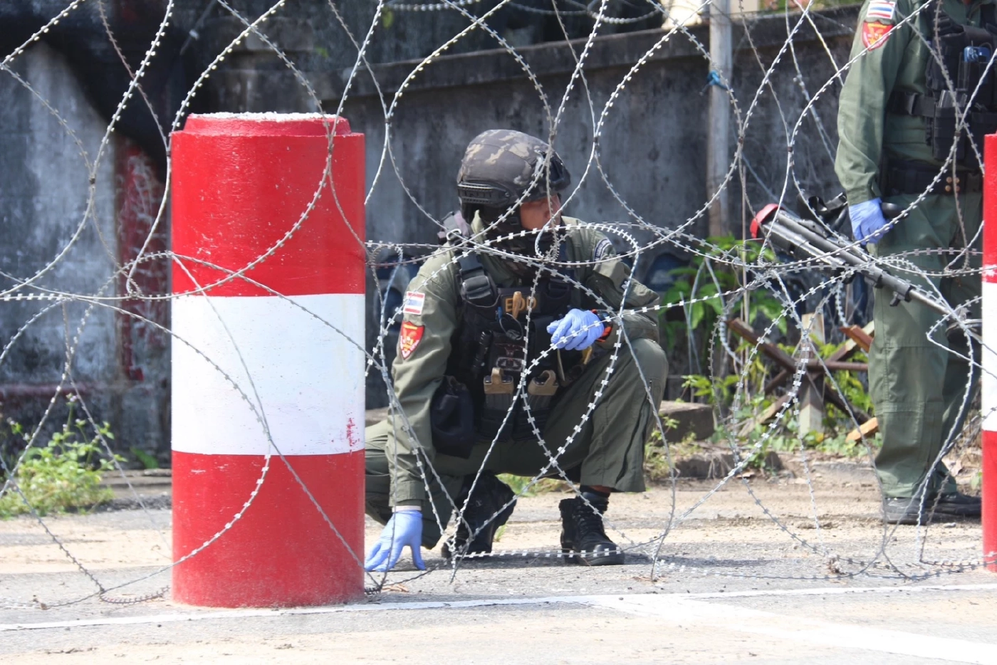 เปิดภาพวงจรปิด! โจรใต้ซุ่มยิงตำรวจ นปพ.จะแนะ เจ็บ 1 นาย (มีคลิป)