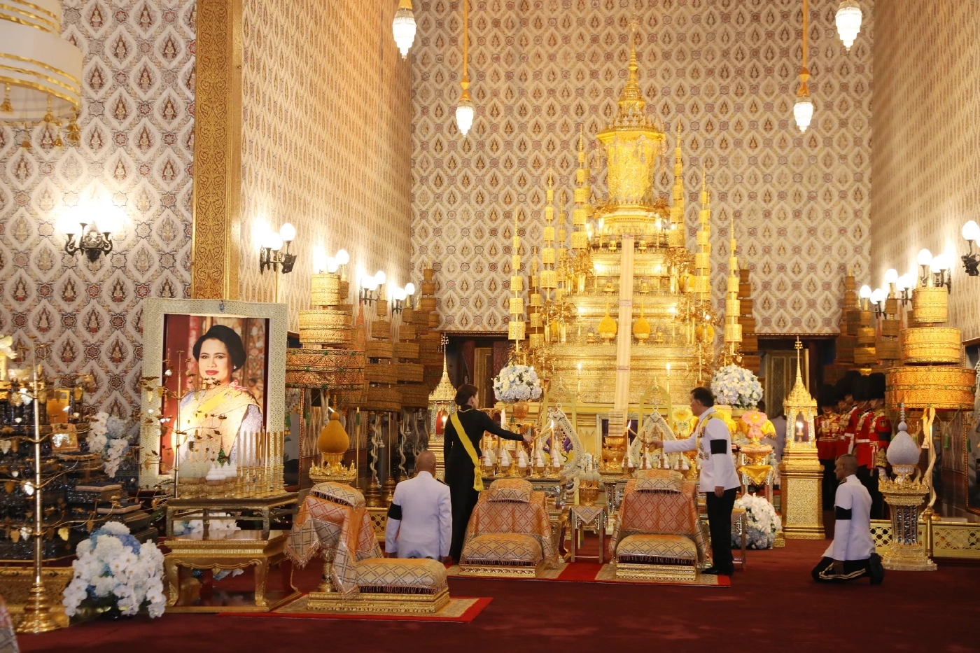 "ในหลวง-ราชินี" ถวายน้ำสรงพระบรมศพ "สมเด็จพระพันปีหลวง"