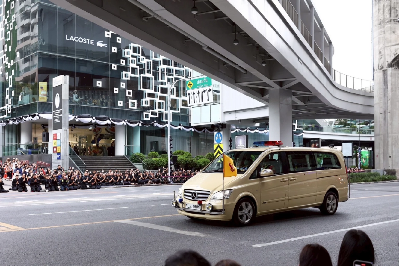 สยามพิวรรธน์ นำพนักงานเฝ้าฯ รับเสด็จและถวายความอาลัย