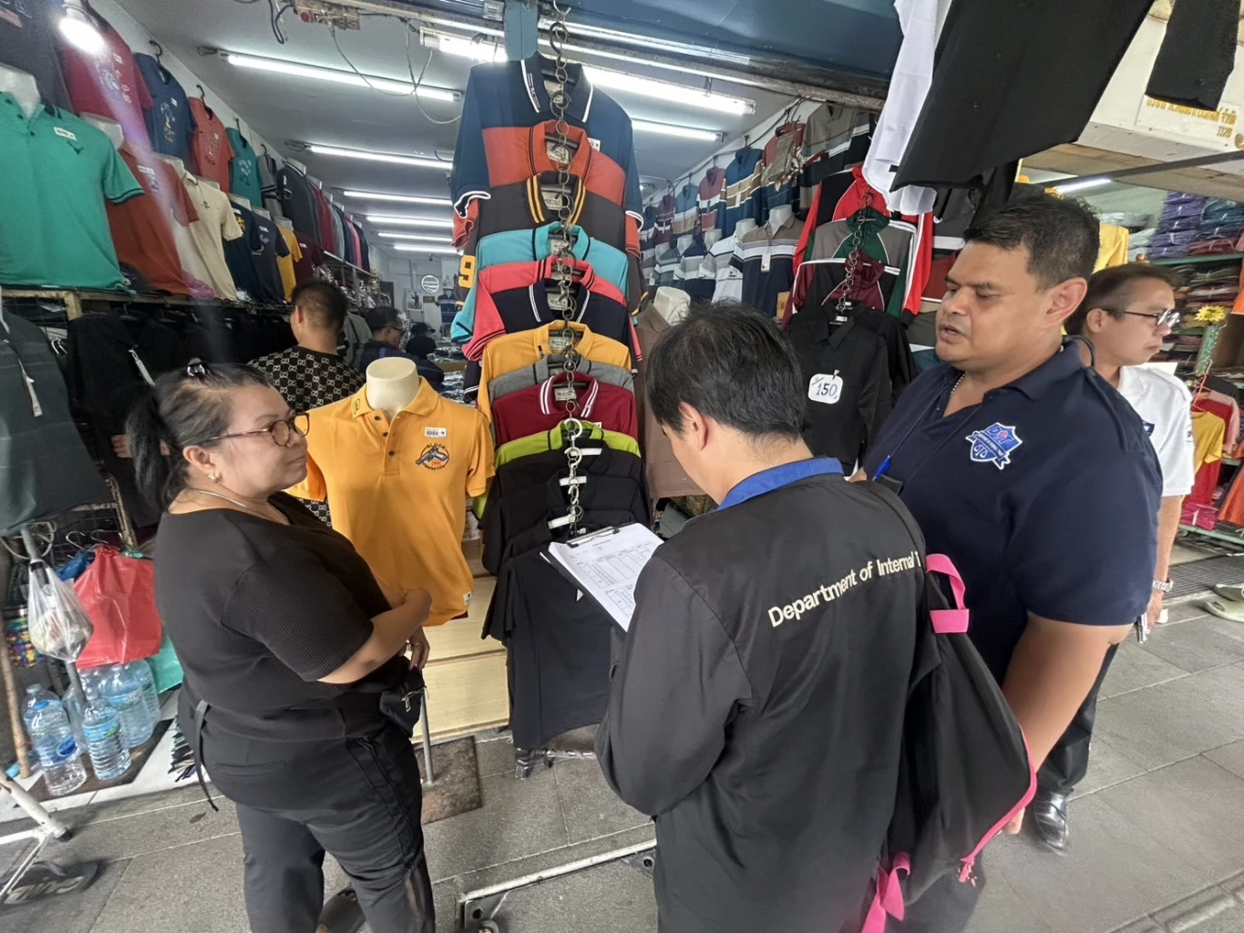 พาณิชย์คุมเข้มราคาชุดดำเตือนฉวยโอกาสมีโทษทั้งจำทั้งปรับ