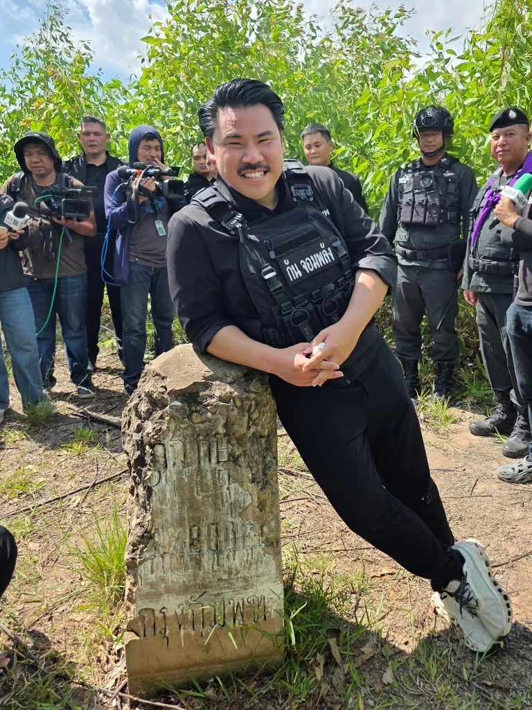 สะใจคนไทย! \"กัน จอมพลัง\" ขับรถไถพุ่งชนรั้ว \"กัมพูชา\" พังกระจุย (มีคลิป)