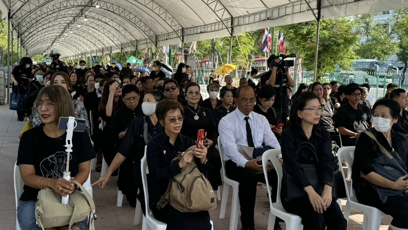 พสกนิกรชาวไทยทยอยเข้าถวายน้ำสรงพระบรมศพ หน้าพระฉายาลักษณ์  "สมเด็จพระพันปีหลวง"