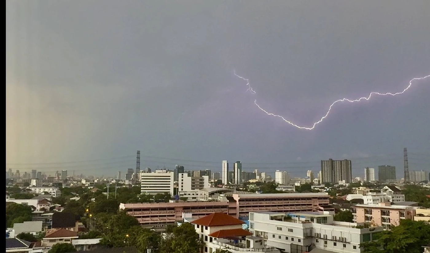 พายุฝนถล่มกรุง ต้นไม้ล้มขวางถนน-บ้านพัง การจราจรเป็นอัมพาตหลายจุด