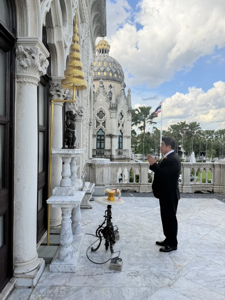 \"นายกฯอนุทิน\" พา \"ธรรมนัส\" ไหว้ \"องค์นรสิงห์\" หน้าระเบียงตึกไทยคู่ฟ้า