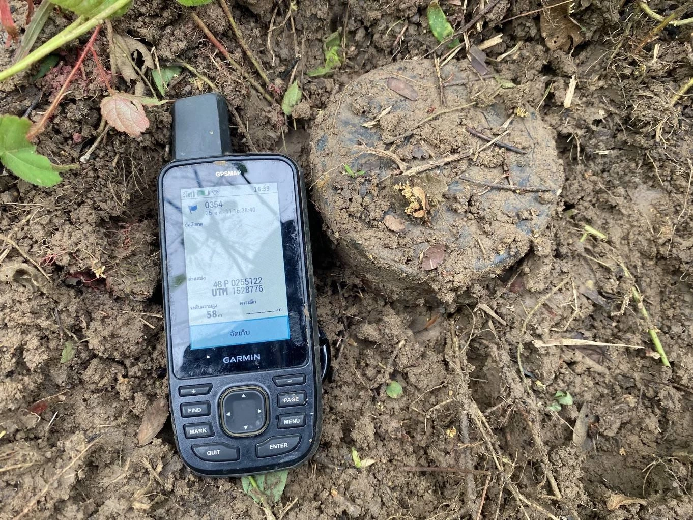 ฉก.12 พบทุ่นระเบิดสังหารบุคคล 3 ทุ่น ที่บ้านหนองหญ้าแก้ว