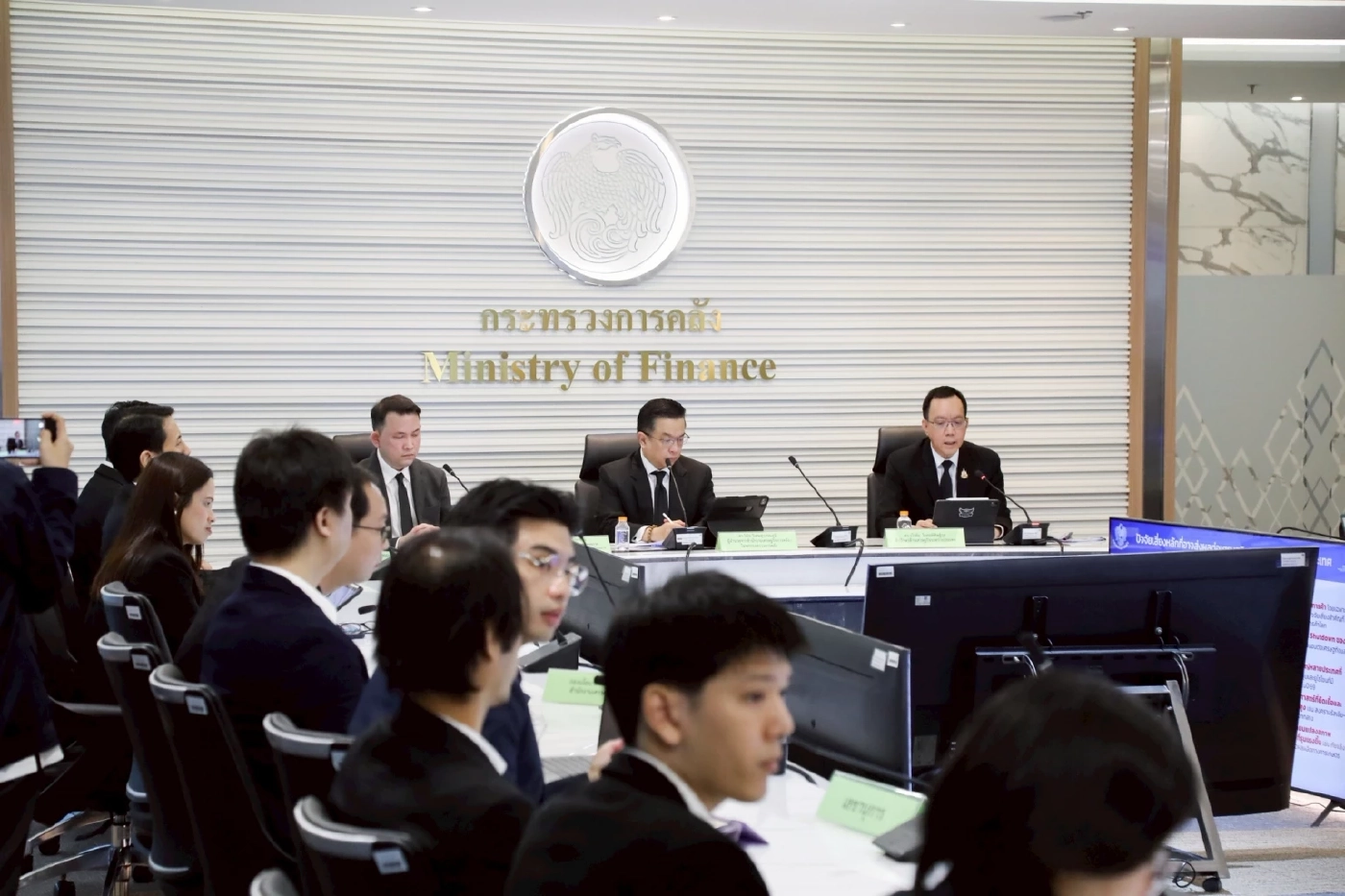 คลังเพิ่มเป้าจีดีพีปีนี้โต 2.4% รับแรงหนุนกระตุ้น ศก. ปลายปี