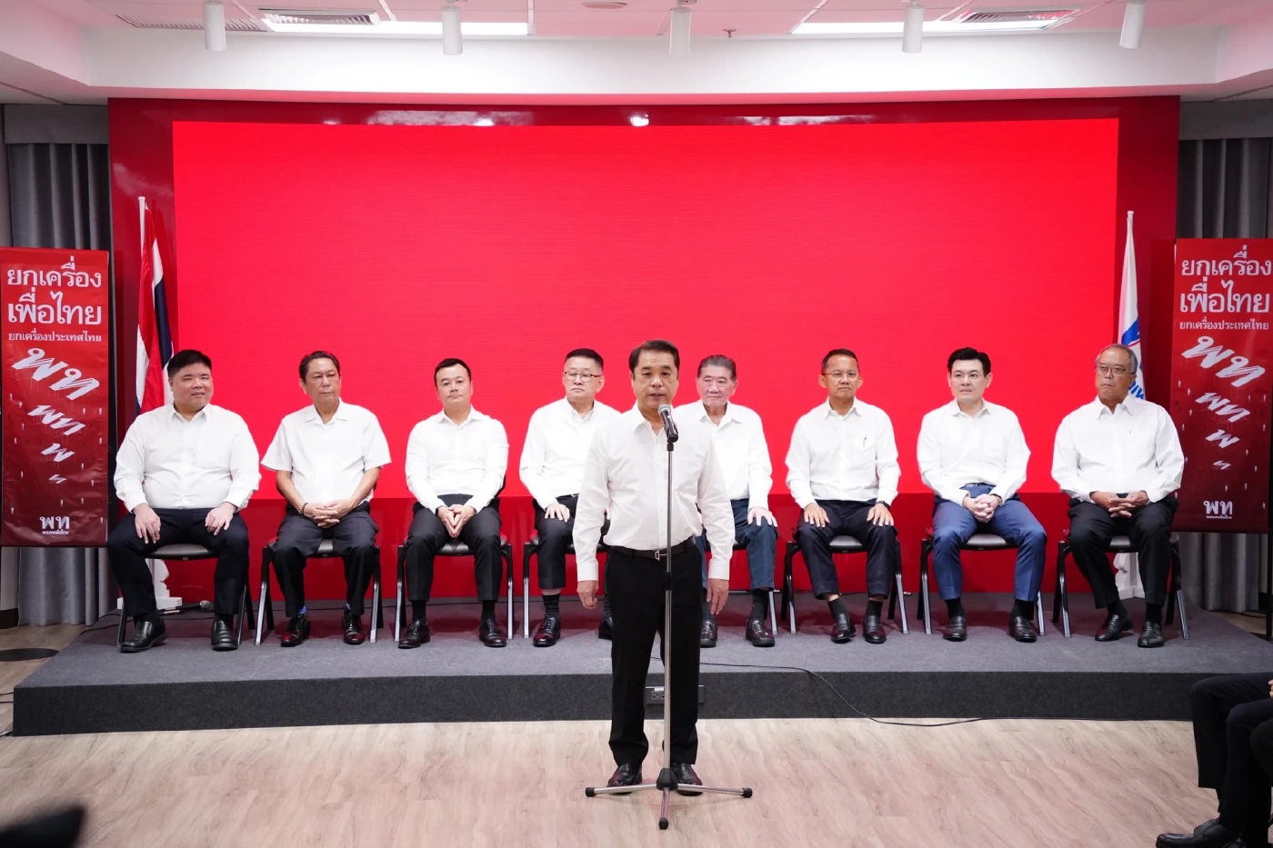 พท.โชว์เลือดใหม่ไหลเข้า 22 คน หลังเลือดเก่าอย่าง “สมพงษ์” ไหลออก