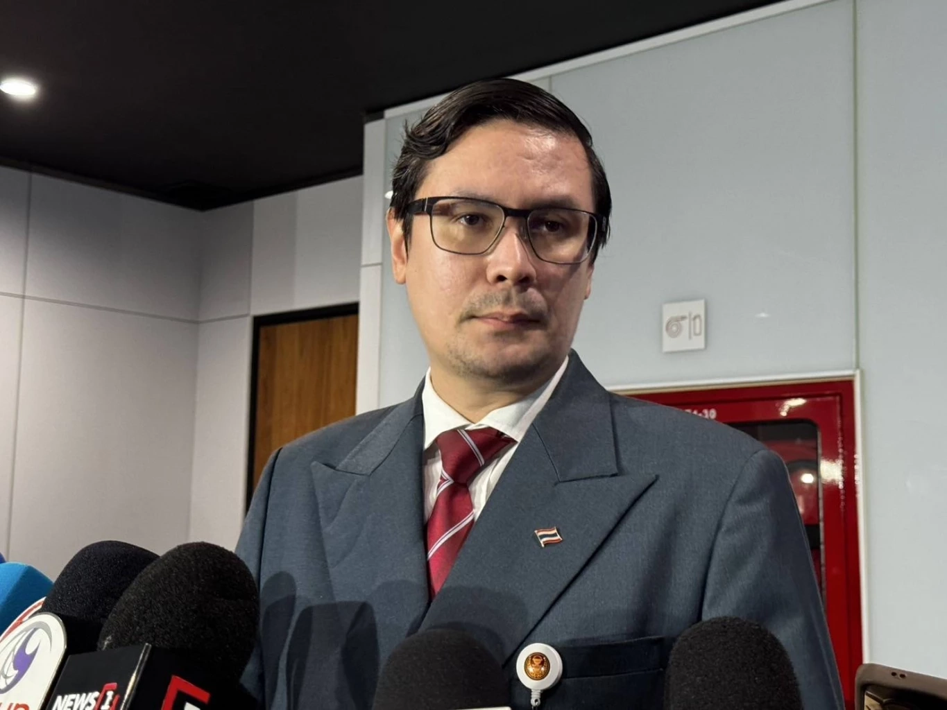 "โรม" ประชุม "กมธ.มั่นคงฯ" ห่วง เงิน 40 ล้านติดสินบน รมต.ดีอีฯ อาจโยงกลุ่มสแกมเมอร์