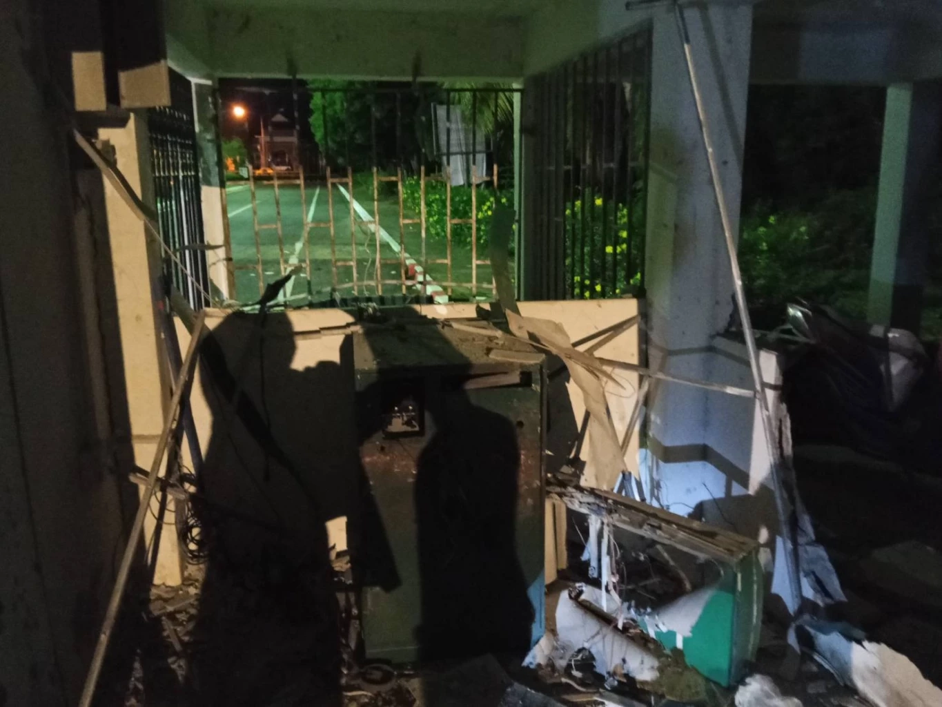 คนร้าย ลอบวางระเบิดตู้ ATM หน้า ม.ฟาฏอนี จับ รปภ. มัดมือ ปล้นลูกซองไป 2 กระบอก