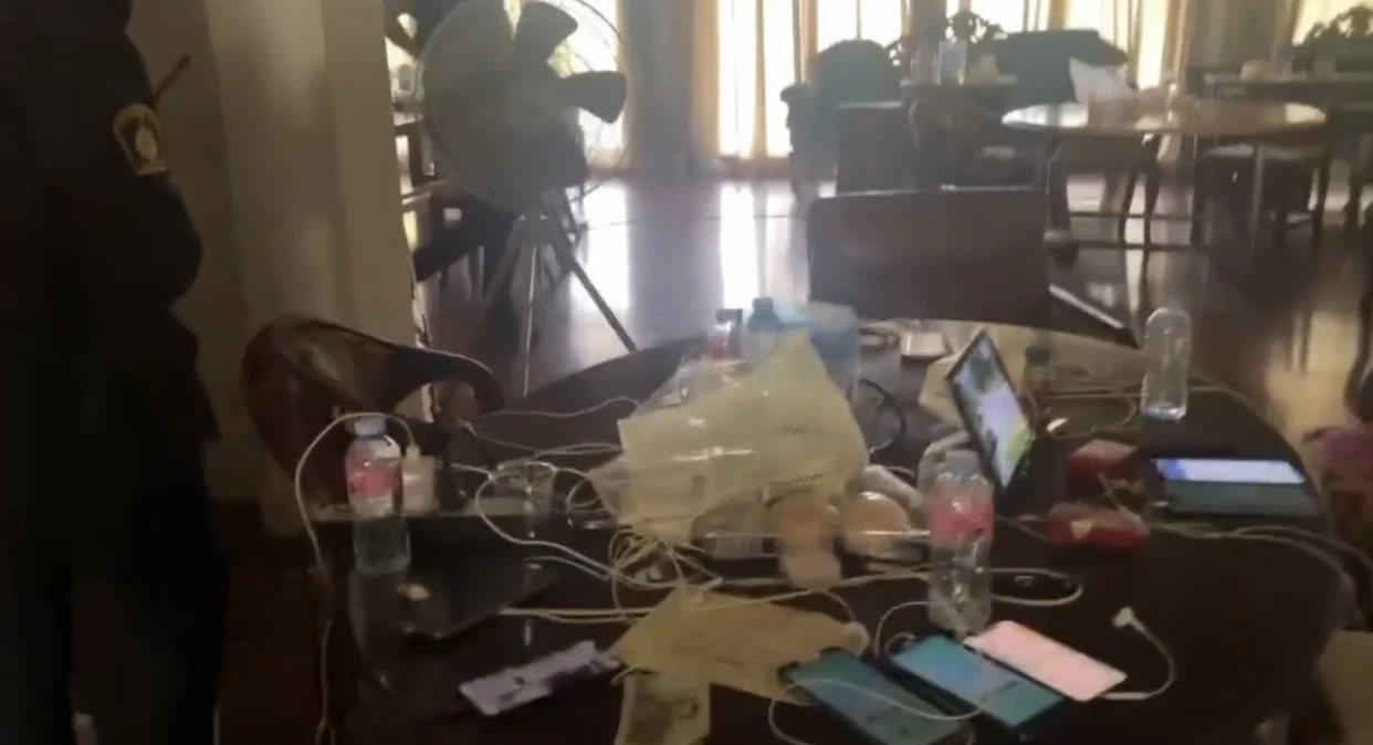 บุกทลาย "รังคอลเซ็นเตอร์ 20 ชาวจีน" เช่าพลูวิลล่าหรูราคา 90 ล้าน ติดแม่น้ำปิง