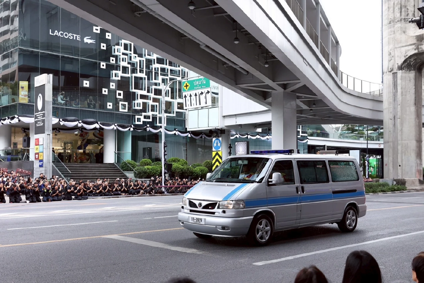 สยามพิวรรธน์ นำพนักงานเฝ้าฯ รับเสด็จและถวายความอาลัย