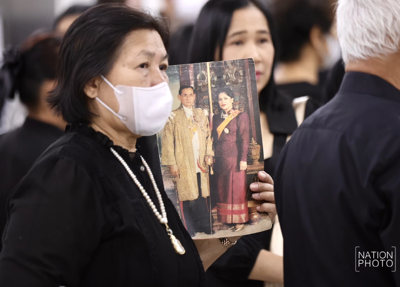 พสกนิกรชาวไทยทยอยเข้าถวายน้ำสรงพระบรมศพ หน้าพระฉายาลักษณ์  "สมเด็จพระพันปีหลวง"
