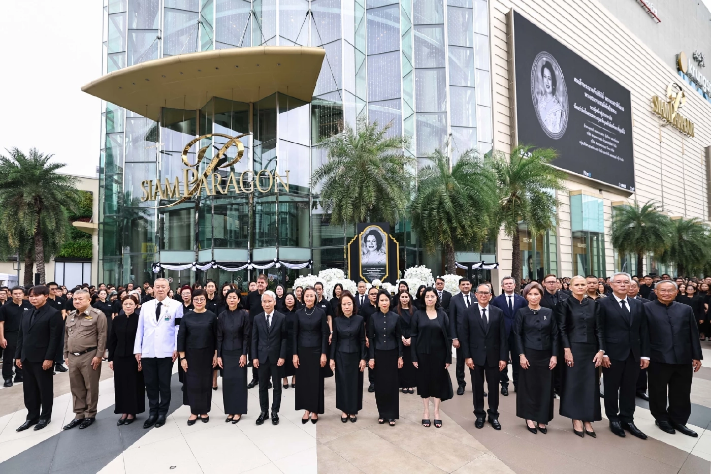 สยามพิวรรธน์ ตักบาตร 93 รูป ถวายพระราชกุศล สัตตมวาร สมเด็จพระพันปีหลวง