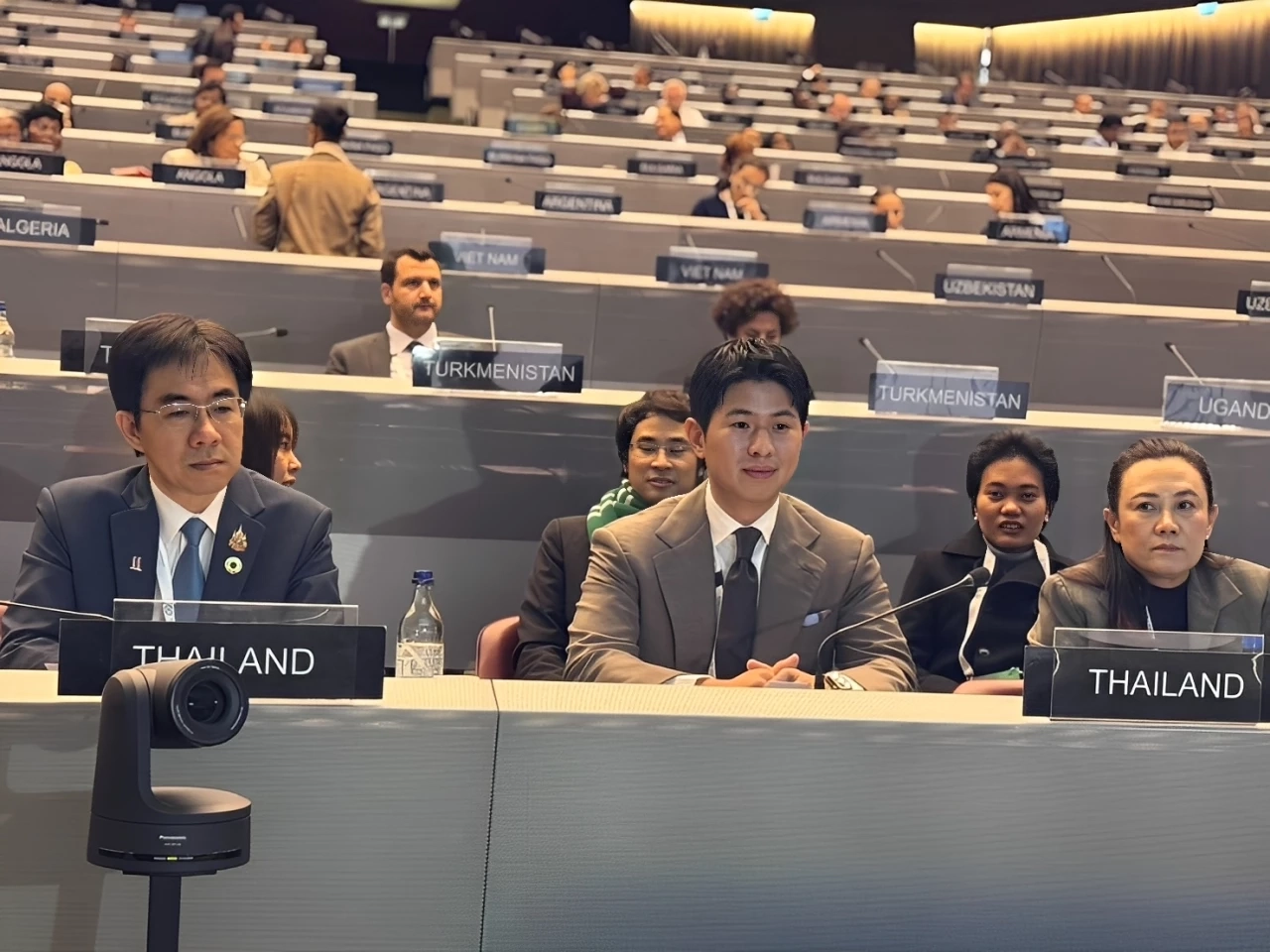 สส.อัคร ทองใจสด หรือ สส.โฟล์ก จากเพชรบูรณ์ (คนกลาง)