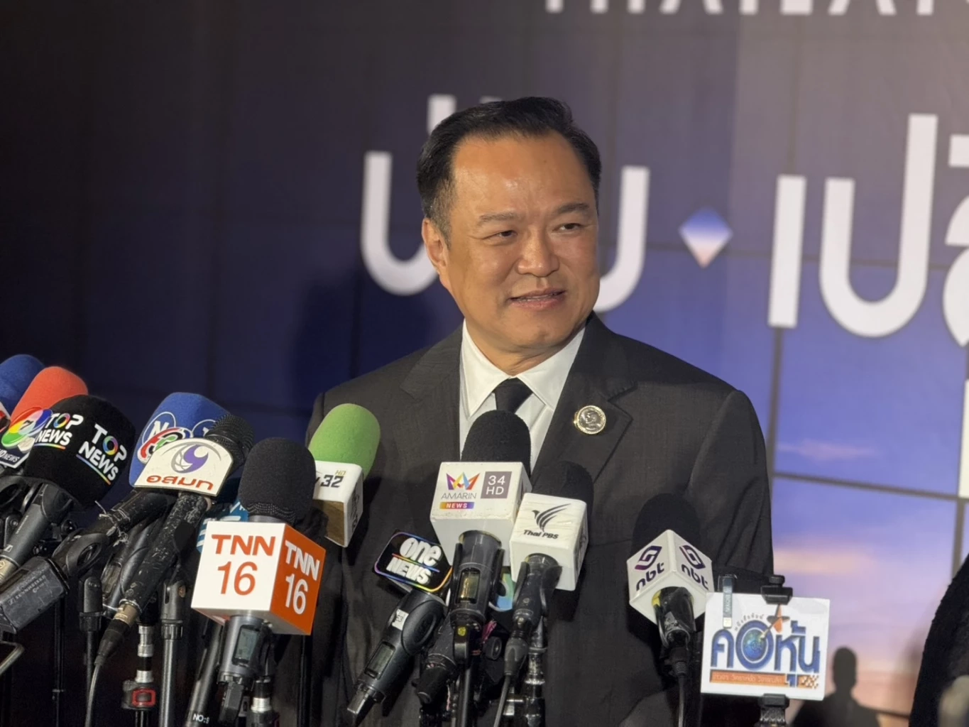 นายอนุทิน ชาญวีรกูล นายกรัฐมนตรี และ รมว.มหาดไทย ในฐานะหัวหน้าพรรคภูมิใจไทย 