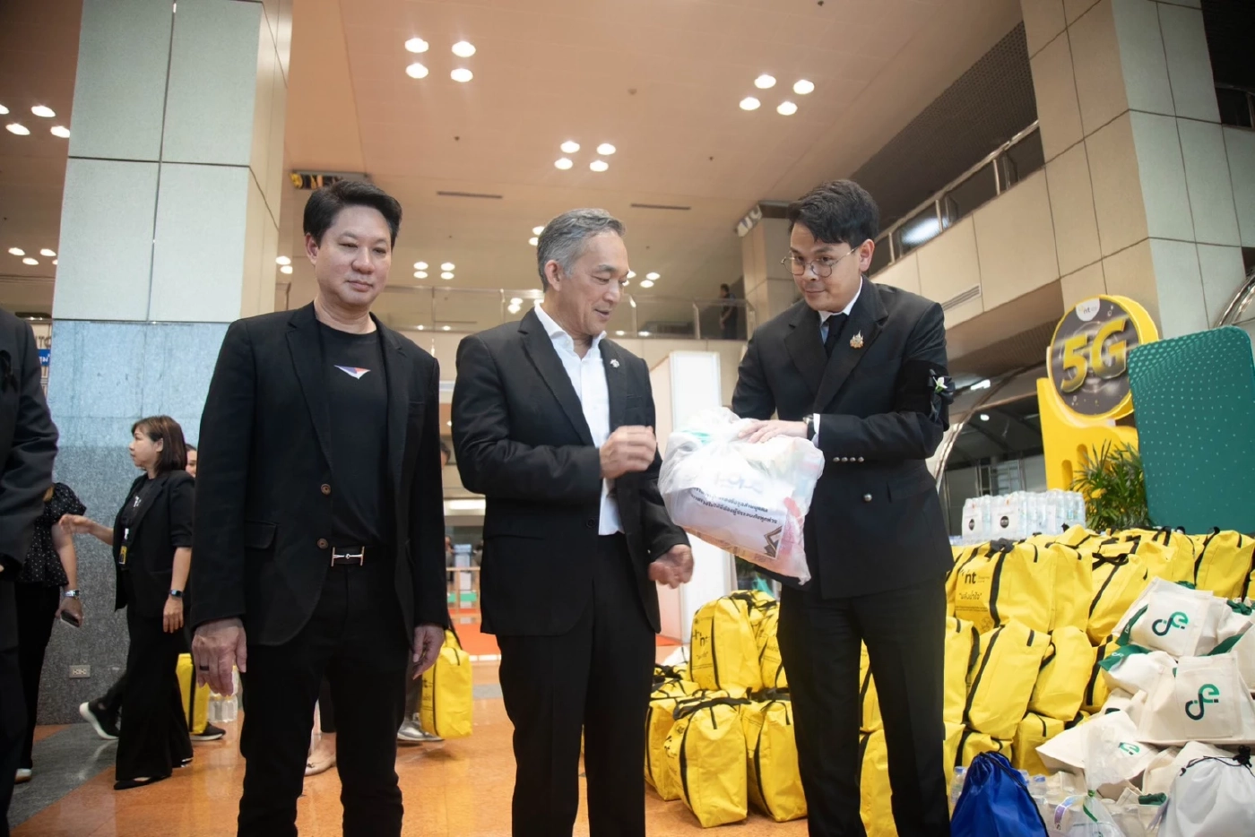 “ดีอี“ ระดมช่วยน้ำท่วมใต้ ส่งถุงยังชีพ–เสริมสัญญาณสื่อสาร