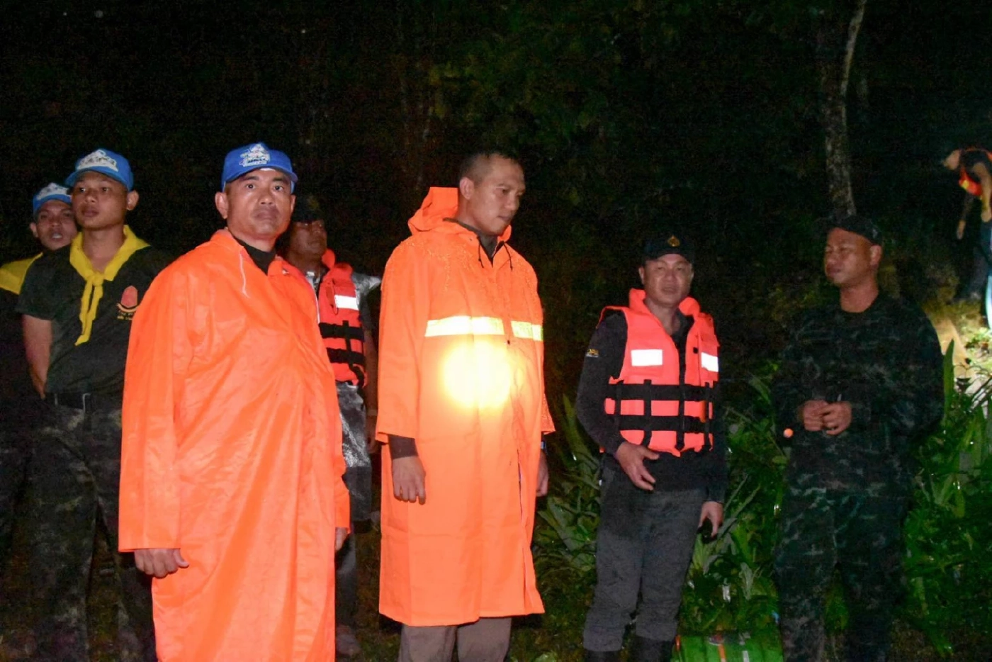 ระทึกกลางดึก! ผู้พัน ร.152 พัน 1 แบกร่างผู้เสียชีวิตฝ่าดินโคลนออกจากบ้านถล่ม ยะลา