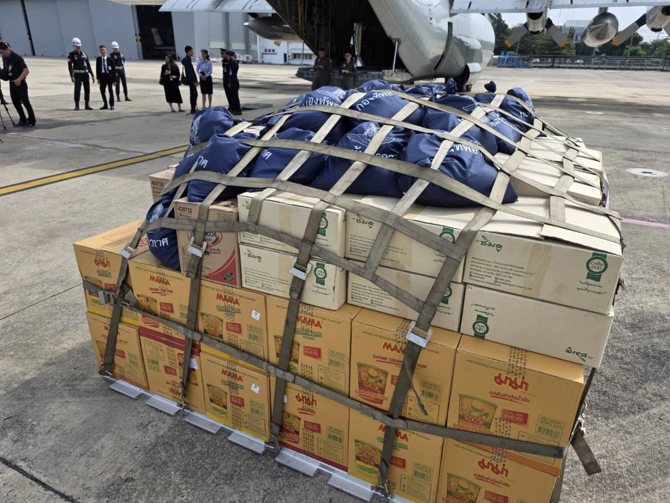 ผบ.ทอ. รับมอบ "อาหาร-สิ่งของอุปโภคบริโภค" จาก "มูลนิธิอาสาเพื่อนพึ่ง (ภาฯ) ยามยาก"
